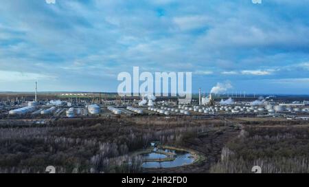 25. Februar 2022, Brandenburg, Schwedt: Der Standort der PCK-Raffinerie GmbH (Luftaufnahme mit Drohne). Die Versorgung mit Rohöl aus Russland über die "Freundschaft"-Pipeline zur PCK-Ölraffinerie in Schwedt läuft nach Angaben des Unternehmens derzeit zuverlässig und problemlos. Im vergangenen Jahr hat das russische Energieunternehmen Rosneft einen Großteil der PCK-Ölraffinerie in Schwedt übernommen. Mehr als 1100 Mitarbeiter arbeiten in der Raffinerie. Dort endet die "Freundschafts"-Pipeline aus Russland, die laut Raffinerie 25 Prozent des deutschen Rohöls liefert. Rosneft ist der größte Russe Stockfoto