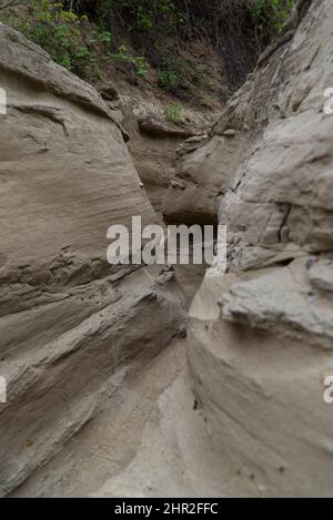 Die schmalen Mauern des Pfades Los Hoyos in der grauen Wüste von Tatacoa, Kolumbien Stockfoto