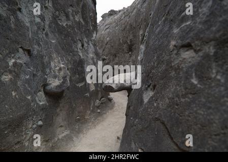 Die schmalen Mauern des Pfades Los Hoyos in der grauen Wüste von Tatacoa, Kolumbien Stockfoto