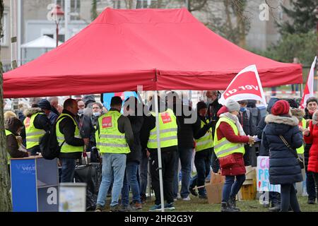 Rostock, Deutschland. 25.. Februar 2022. Mitarbeiter der Logistiktochter des Universitätsklinikums Rostock haben sich zu einem Warnstreik versammelt. Die Gewerkschaft Verdi hat die Mitarbeiter der Universitätsmedizin Rostock Logistics (UMR Logistics) zu der Aktion aufgerufen, um die vollständige Annahme des Tarifvertrages der Staaten von 2021 zu erreichen. Quelle: Bernd Wüstneck/dpa-Zentralbild/dpa/Alamy Live News Stockfoto