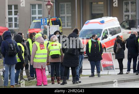 Rostock, Deutschland. 25.. Februar 2022. Mitarbeiter der Logistiktochter des Universitätsklinikums Rostock haben sich zu einem Warnstreik versammelt. Die Gewerkschaft Verdi hat die Mitarbeiter der Universitätsmedizin Rostock Logistics (UMR Logistics) zu der Aktion aufgerufen, um die vollständige Annahme des Tarifvertrages der Staaten von 2021 zu erreichen. Quelle: Bernd Wüstneck/dpa-Zentralbild/dpa/Alamy Live News Stockfoto