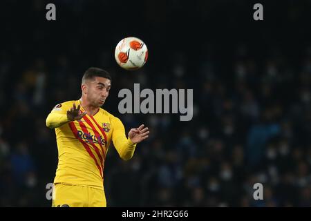 Barcellonas spanischer Stürmer Ferran Torres kontrolliert den Ball während des Fußballspiels der UEFA Europa League zwischen SSC Napoli und Barcellona im Diego Armando Maradona Stadium in Neapel, Süditalien, am 24. Februar 2022. Stockfoto