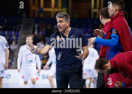 Barcelona, Spanien. 24.. Februar 2022. Antonio Carlos Ortega Perez vom FC Barcelona beim EHF Champions League-Spiel zwischen dem FC Barcelona und Telekom Veszprem HC im Palau Blaugrana in Barcelona. (Bild: © David Ramirez/DAX via ZUMA Press Wire) Stockfoto