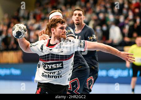 Johannes Golla von der SG Flensburg-Handewitt während des EHF Champions League, Group Phase Handballmatches zwischen Paris Saint-Germain Handball und SG Flensburg-Handewitt am 24. Februar 2022 im Pierre de Coubertin Stadion in Paris, Frankreich. Foto von Victor Joly/ABACAPRESS.COM Stockfoto