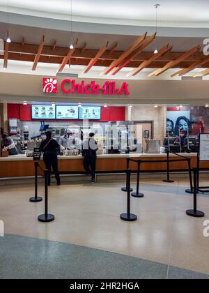 Orlando, Florida - Nahaufnahme des Chick-fil-A Restaurants im Terminal B des internationalen Flughafens von Orlando. Stockfoto