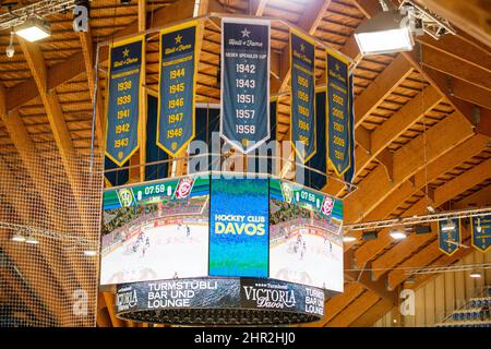 Anzeigetafel der Vaillant Arena in Davos während des Heimspiels des HC Davos gegen Servette Genf Stockfoto