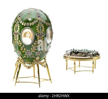 Das Alexander-Schlossei 1908 vom Haus Fabergé unter der Aufsicht des Juweliers Peter Carl Fabergé im Jahr 1908 als Geschenk an Kaiserin Alexandra Feodorovna durch Zar Nikolaus II. Von Russland am Ostertag. Von Faberges Meister Henrik Wigström mit Gold, Silber, Emaille, Diamanten, Rubinen, Nephrit, Bergkristall, Glas, Holz, Samt und Knochen und mit Aquarell-Porträts der Kinder von Nikolaus II. Und Kaiserin Alexandra. Das Modell des Alexander-Palastes auf der rechten Seite sitzt im Ei. Stockfoto