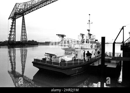 SCHUSS 163 TEES FIREBOAT Cleveland County Fire Brigade spezielles Feuerwehrboot-Gerät für die Arbeit am Fluss Tees mit Transporter-Brücke um 1980 Stockfoto