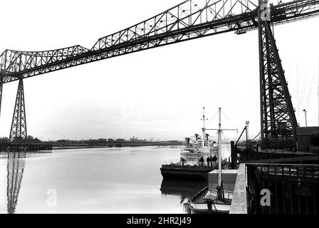 SCHUSS 163 TEES FIREBOAT Cleveland County Fire Brigade spezielles Feuerwehrboot-Gerät für die Arbeit am Fluss Tees mit Transporter-Brücke um 1980 Stockfoto