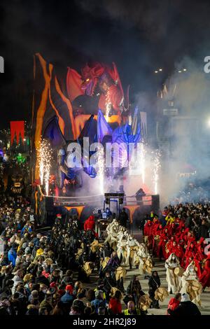 Viareggio, Italien. 24.. Februar 2022. Karneval von Viareggio bei Nacht.der zweite Maskenkurs findet in der Nacht statt und die allegorischen Wagen sind mit neuem Licht gefärbt. (Foto von Federico Neri/Pacific Press) Quelle: Pacific Press Media Production Corp./Alamy Live News Stockfoto