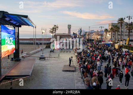 Viareggio, Italien. 24.. Februar 2022. Karneval von Viareggio bei Nacht.der zweite Maskenkurs findet in der Nacht statt und die allegorischen Wagen sind mit neuem Licht gefärbt. (Foto von Federico Neri/Pacific Press) Quelle: Pacific Press Media Production Corp./Alamy Live News Stockfoto