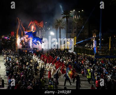 Viareggio, Italien. 24.. Februar 2022. Karneval von Viareggio bei Nacht.der zweite Maskenkurs findet in der Nacht statt und die allegorischen Wagen sind mit neuem Licht gefärbt. (Foto von Federico Neri/Pacific Press) Quelle: Pacific Press Media Production Corp./Alamy Live News Stockfoto