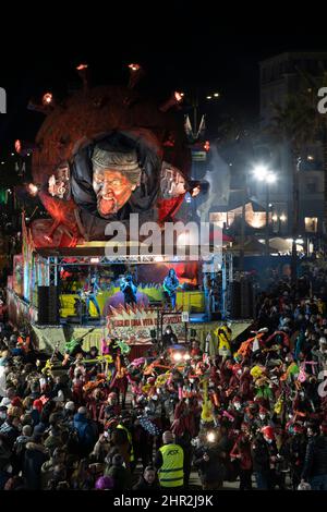 Viareggio, Italien. 24.. Februar 2022. Karneval von Viareggio bei Nacht.der zweite Maskenkurs findet in der Nacht statt und die allegorischen Wagen sind mit neuem Licht gefärbt. (Foto von Federico Neri/Pacific Press) Quelle: Pacific Press Media Production Corp./Alamy Live News Stockfoto