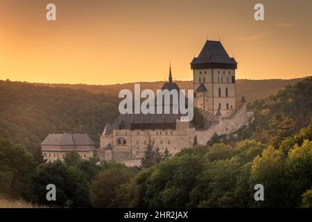 KARLSTEJN, TSCHECHISCHE REPUBLIK, 31. JULI 2020: Sonnenuntergang über Schloss Karlstejn Stockfoto