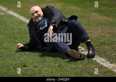 Britischer Schauspieler, Komiker und Schriftsteller, Omid Djalili - Ipswich Town V Cheltenham Town, Sky Bet League One, Portman Road, Ipswich, Großbritannien - 22.. Februar 2022 nur zur redaktionellen Verwendung – es gelten die Einschränkungen von DataCo Stockfoto