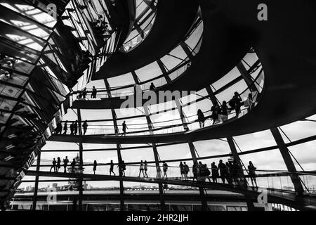 BERLIN, DEUTSCHLAND, 20. AUGUST 2020: Silhouette von Menschen, die um die Kuppel des Reichsags herumlaufen
