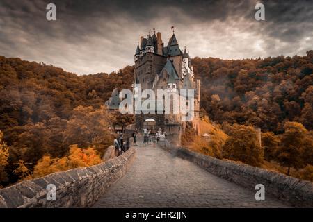 BURG ELTZ, 24. JULI 2020: Landschaft der Burg Eltz im Herbst Stockfoto