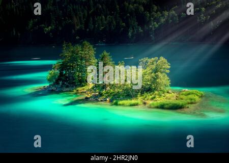 Sonnenstrahlen über einer Insel im Eibsee, Bayern, Deutschland Stockfoto