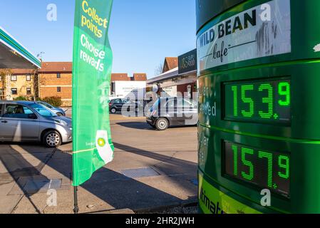 Southend on Sea, Essex, Großbritannien. 25.. Februar 2022. Das Risiko steigender Kraftstoffpreise aufgrund der Situation in der Ukraine hat dazu geführt, dass sich die Menschen im Vereinigten Königreich an Tankstellen anstellen anstellen, um zu tanken. Die Kraftstoffpreise in einer BP-Garage in Southend on Sea sind auf einen sehr hohen Preis pro Liter angestiegen Stockfoto