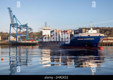 Tivoli, Cork, Irland. 25.. Februar 2022. Das Containerschiff Henrike Schepers führt ein Wendemanöver auf der Lee durch, nachdem es mit Fracht aus Rotterdam an den Tivoli Docks, Cork, Irland, ankommt. - Credit; David Creedon / Alamy Live News Stockfoto