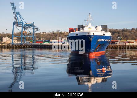 Tivoli, Cork, Irland. 25.. Februar 2022. Das Containerschiff Henrike Schepers führt ein Wendemanöver auf der Lee durch, nachdem es mit Fracht aus Rotterdam an den Tivoli Docks, Cork, Irland, ankommt. - Credit; David Creedon / Alamy Live News Stockfoto