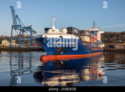 Tivoli, Cork, Irland. 25.. Februar 2022. Das Containerschiff Henrike Schepers führt ein Wendemanöver auf der Lee durch, nachdem es mit Fracht aus Rotterdam an den Tivoli Docks, Cork, Irland, ankommt. - Credit; David Creedon / Alamy Live News Stockfoto