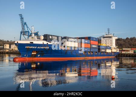 Tivoli, Cork, Irland. 25.. Februar 2022. Das Containerschiff Henrike Schepers führt ein Wendemanöver auf der Lee durch, nachdem es mit Fracht aus Rotterdam an den Tivoli Docks, Cork, Irland, ankommt. - Credit; David Creedon / Alamy Live News Stockfoto