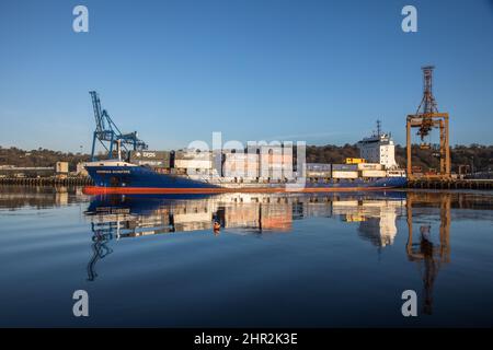 Tivoli, Cork, Irland. 25.. Februar 2022. Das Containerschiff Henrike Schepers führt ein Wendemanöver auf der Lee durch, nachdem es mit Fracht aus Rotterdam an den Tivoli Docks, Cork, Irland, ankommt. - Credit; David Creedon / Alamy Live News Stockfoto