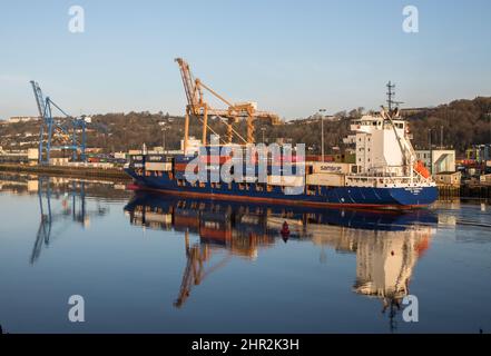 Tivoli, Cork, Irland. 25.. Februar 2022. Das Containerschiff Henrike Schepers führt ein Wendemanöver auf der Lee durch, nachdem es mit Fracht aus Rotterdam an den Tivoli Docks, Cork, Irland, ankommt. - Credit; David Creedon / Alamy Live News Stockfoto