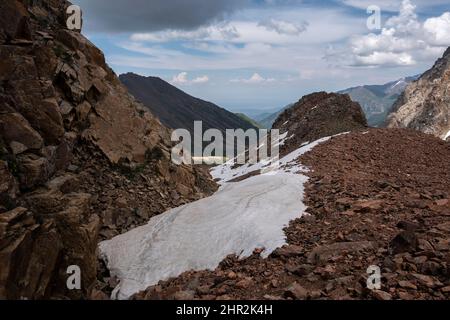 Almaty, Kasachstan -in der Nähe von almaty . zailiyskiy alatau Bergkette mit auch im Sommer Schnee auf den Gipfeln der Berge Stockfoto