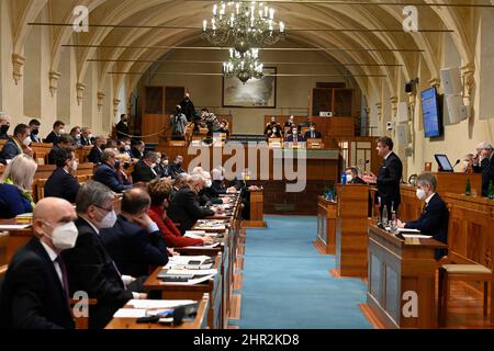 Prag, Tschechische Republik. 25.. Februar 2022. Der Botschafter der Ukraine in Prag, Jewhen Perebyinis, 2. von rechts, spricht während der außerordentlichen Sitzung des Senats über die russische Aggression in der Ukraine am 25. Februar 2022 in Prag, Tschechische Republik. Kredit: Michal Krumphanzl/CTK Foto/Alamy Live Nachrichten Stockfoto