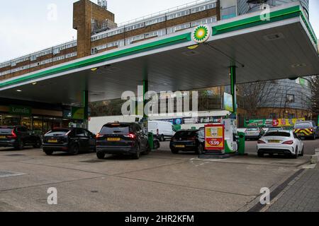 London, Großbritannien. 24.. Februar 2022. BP-Tankstelle. Autofahrer werden vor der Möglichkeit gewarnt, dass die Benzinpreise nach der russischen Invasion in der Ukraine auf £1,60 Liter ansteigen können. Quelle: Dinendra Haria/Alamy Live News Stockfoto