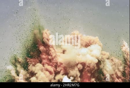 Staubsturm und Gesteinspartikel nach Sprengung der Detonatoren auf der Baustelle im Nahen Osten Stockfoto