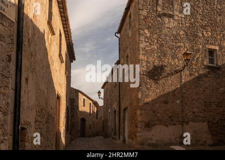 Alte gepflasterte Straße in der mittelalterlichen Stadt von Kumpels an der costa brava Stockfoto