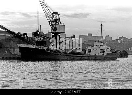 SCHUSS 206 Schiff, das Kohle von einem Staithes auf Gateshead Seite des Flusses Tyne gegenüber Newcastle Kai um 1969 ladet Stockfoto