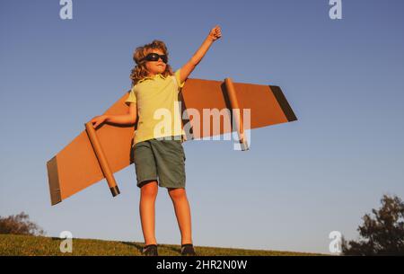 Kinder-Superheld mit Jetpack. Junge Pilot gegen einen blauen Himmel. Am Sommertag spielt ein Pilot für Kinder. Erfolg, Leader und Sieger Konzept. Fantasie und Freiheit. Stockfoto