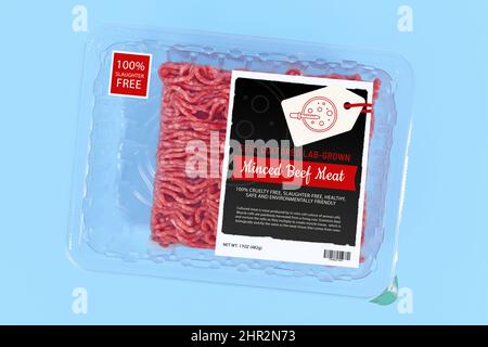 Im Labor gewachsenes Zellkultivierfleischkonzept für die künstliche in-vitro-Produktion mit verpacktem rohem Hackfleisch mit aufgearbeitetem Etikett Stockfoto