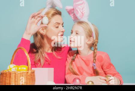Osterfamilie und Kind Konzept. Nahaufnahme Porträt von Kind und Mutter Färbung Eier für ostern. Stockfoto
