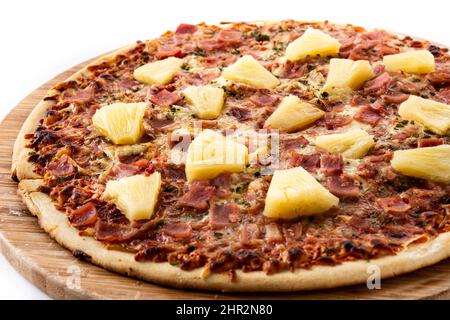 Hawaiian Pizza isoliert auf weißem Hintergrund Stockfoto