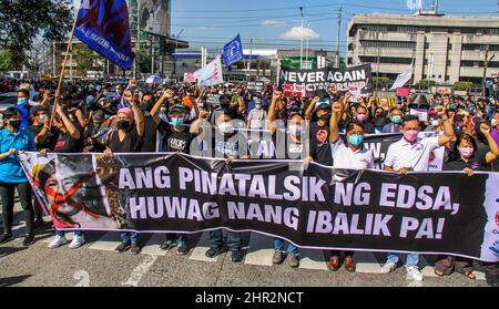 25. Februar 2022, Quezon City, Metro Manila, Philippinen: Militante Gruppen feierten heute den 36.. Jahrestag der EDSA-Volksmachtrevolution in der Geschichte des Sturzes der Marcos-Diktatur. (Bild: © Eduardo Castro/Pacific Press via ZUMA Press Wire) Stockfoto