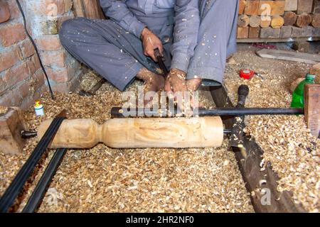 Holzarbeiten in der Werkstatt Stockfoto