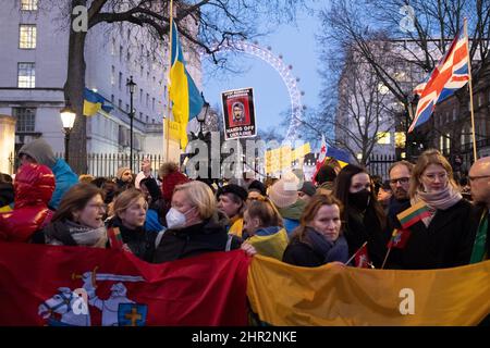 London, Großbritannien. 24.. Februar 2022. Ukrainer und Anhänger protestieren vor der Downing Street, während russische Truppen Regionen der Ukraine angreifen und besetzen. Demonstranten fordern ein Ende des Krieges und Boris Johnson verhängt Sanktionen gegen Russland, einige vergleichen Putin mit Hitler. Quelle: Joao Daniel Pereira/Alamy Live News Stockfoto