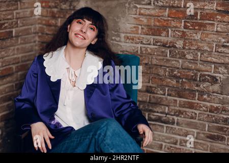 Junge sportliche Frau im Stil der 80 und 90er Jahre. 90s Mode positive Mädchen Stockfoto