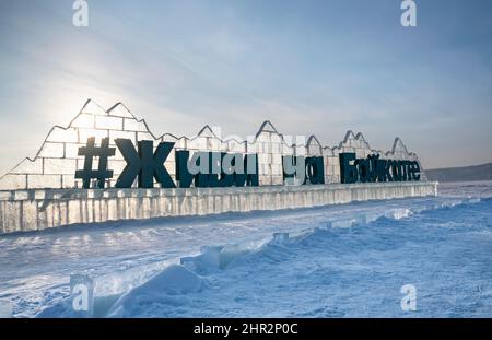 18. Februar 2022 Russland, Listwjanka. Eine Eiswand mit dem Hashtag ,Live on Bakal, aus transparentem Baikaleis. Stockfoto