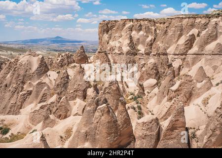 Panorama der geformten Klippen des Imagination Valley. Türkei, Kappadokien. Stockfoto