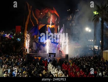 Viareggio, Italien. 24.. Februar 2022. Karneval von Viareggio bei Nacht.der zweite Maskenkurs findet in der Nacht statt und die allegorischen Wagen sind mit neuem Licht gefärbt. (Bild: © Federico Neri/Pacific Press via ZUMA Press Wire) Stockfoto