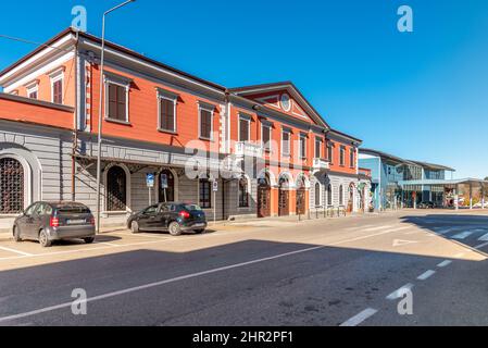 Fossano, Italien - 22. Februar 2022: Fossano Bahnhof, altes neoklassizistisches Gebäude im Vordergrund und das moderne blaue Gebäude im Hintergrund Stockfoto