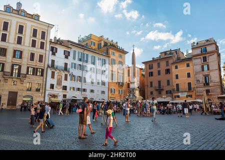 Rom, Italien, 27. Juni 2014: Touristen erkunden den Kopfsteinpflaster-Platz der Piazza della Rotonda am Pantheon mit der Fontana del P Stockfoto