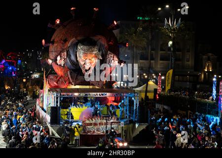 Viareggio, Italien. 24.. Februar 2022. Karneval von Viareggio bei Nacht.der zweite Maskenkurs findet in der Nacht statt und die allegorischen Wagen sind mit neuem Licht gefärbt. (Bild: © Federico Neri/Pacific Press via ZUMA Press Wire) Stockfoto