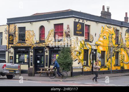 Entlang der Gloucester Rd Bristol, dem Golden Lion Pub Bishopston Stockfoto